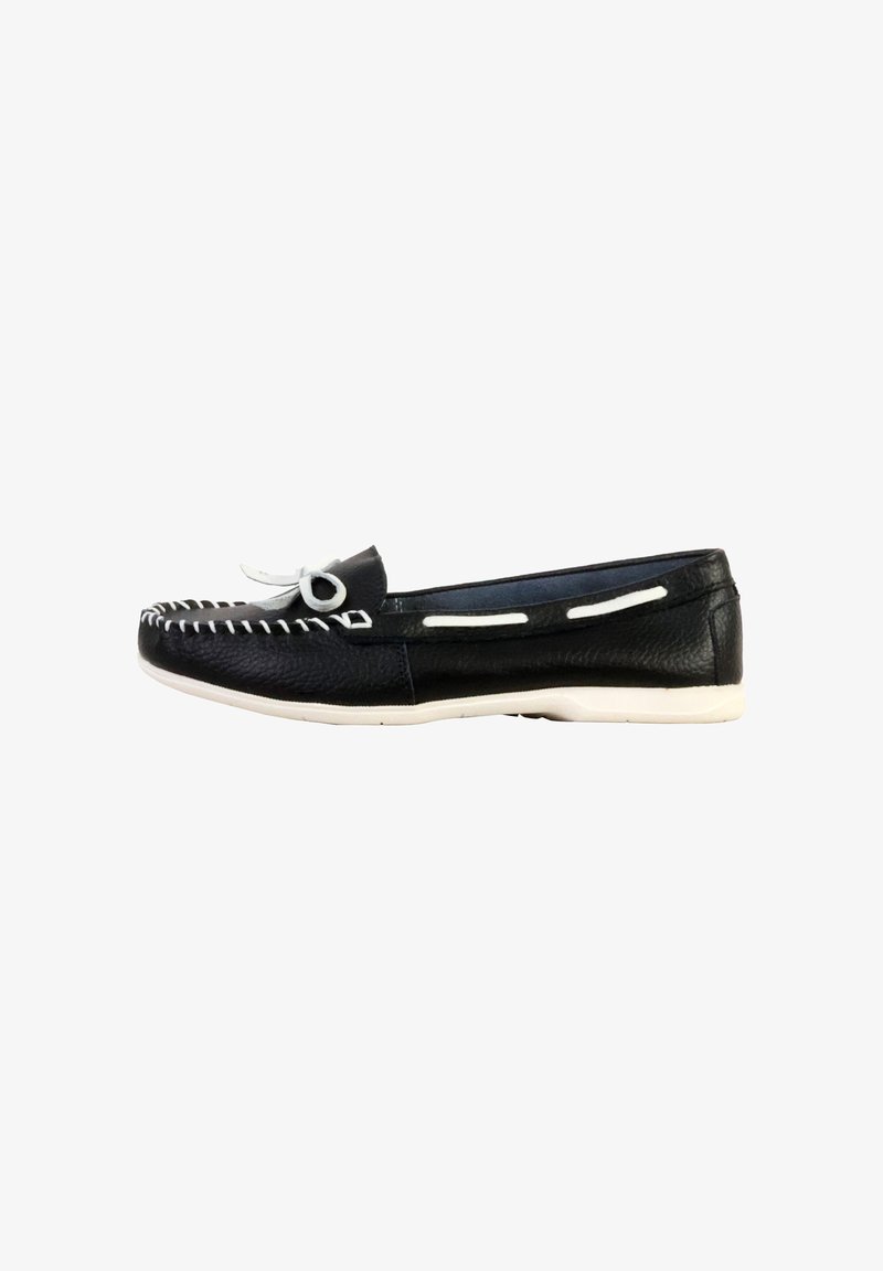 Mocassin en cuir noir avec coutures blanches, nœud blanc sur le dessus et semelle blanche, vu de côté sur fond blanc.