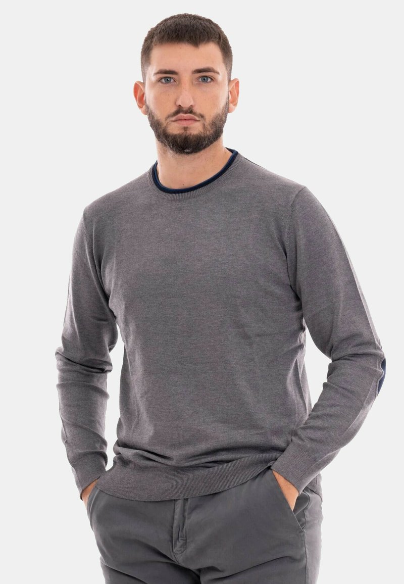 Maglione grigio a maniche lunghe con collo a girocollo a coste e accento blu navy sul colletto. Tessuto morbido, design aderente e texture elasticizzata.