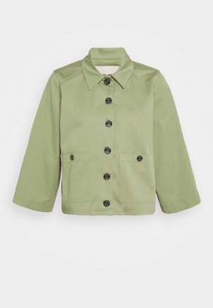 Jasnozielona kurtka z sześcioma przednimi guzikami, dwoma zapinanymi na guziki kieszeniami naszywanymi, długimi rękawami i spiczastym kołnierzem na białym tle.