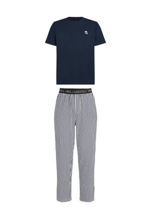 T-shirt en coton bleu marine avec un petit logo ; pantalon de pyjama rayé bleu marine et blanc avec une taille élastique portant le nom de la marque.