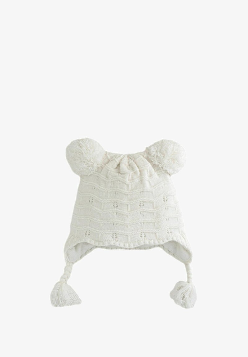 Cappello lavorato a maglia bianco con pompon, motivo testurizzato, orecchiette e legature intrecciate con pon pon. Tessuto morbido e accogliente per il calore.