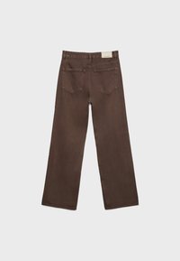 Pantalon large marron avec deux poches arrière et une ceinture avec passants, vu de dos sur un fond clair uni.