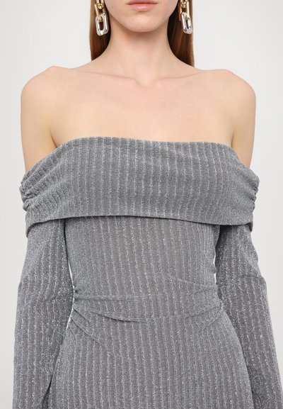 Rochie gri cu umerii goi, cu textură nervurată și o strălucire subtilă. Mânecile până la cot și talia ajustată creează o siluetă elegantă.