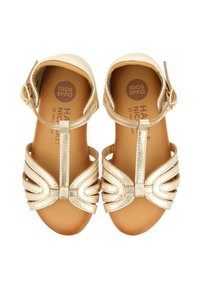 Sandali in pelle metallica dorata con design a T-strap e decorazioni a strati. Cinturino alla caviglia regolabile e soletta imbottita visibili.