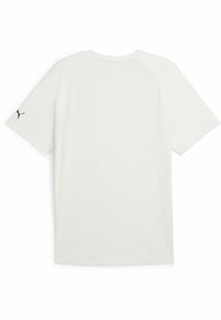 Camiseta blanca de poliéster con mangas raglán cortas, cuello redondo, tela texturizada y detalle de logo negro en la manga izquierda.