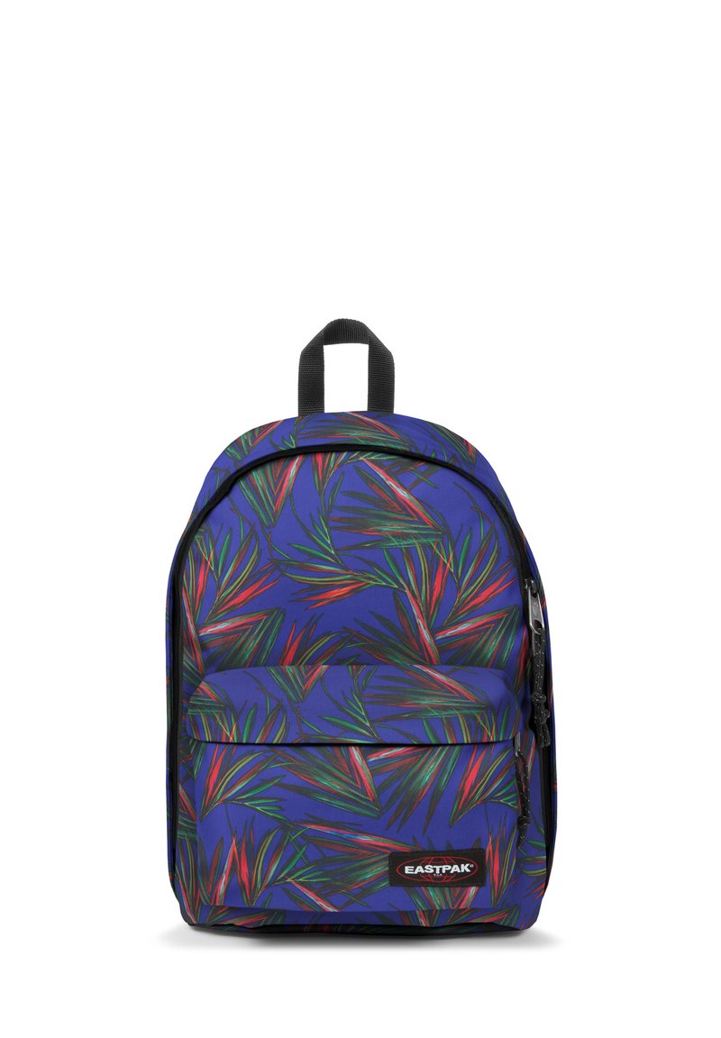 Mochila con un fondo morado que presenta patrones de hojas verdes y rojas. Tiene un asa superior y un bolsillo frontal con cremallera. Etiqueta de la marca visible.