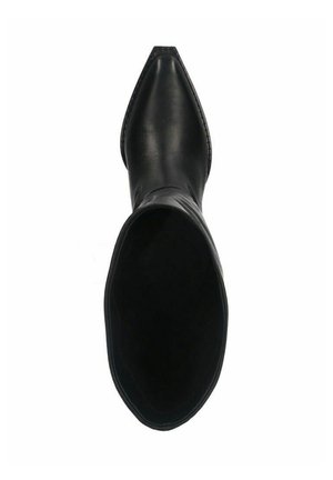 Schwarze Lederknöchelstiefel mit spitz zulaufender Zehenpartie, glatter Textur und minimalen Nähten. Das Innenfutter ist nicht gefüttert und oben offen.
