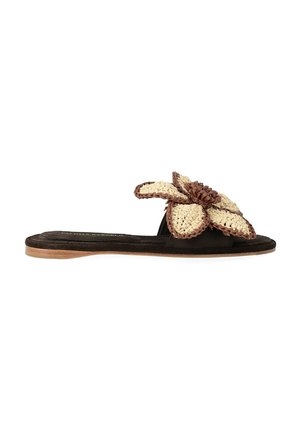 Flache schwarze Slide-Sandale mit einem gewebten beige-braunen Blumenornament am Riemen und einer hellbraunen Sohle.