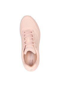 Roze sneaker met een gladde synthetische bovenkant, geperforeerde details, ronde neus en vetersluiting. Voorzien van een geheugenfoam binnenzool en een logo-accent.