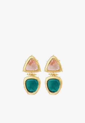 Boucles d'oreilles ton or avec des pierres triangulaires roses en haut et des pierres ovales vertes irrégulières plus grandes en bas, reliées par un petit anneau doré.