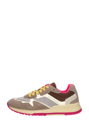 Low-top sneaker in beige, bruin en grijs met gele veters, roze binnenvoering en roze buitenzool, met het merk "Scotch & Soda" op het zijpaneel.