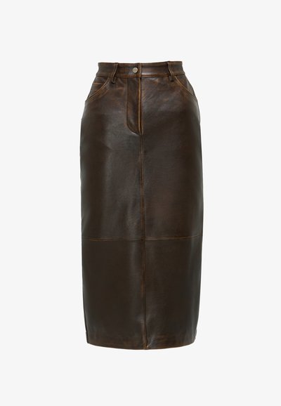 Brun läder midi kjol med en figurnära midja, sidofickor och en rak siluett. Har synlig sömnad och en lätt glans.
