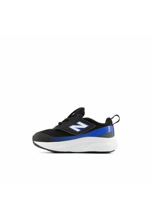 Schwarzer und blauer Sportschuh mit weißer dicker Sohle, Schnürung vorne und weißem „N“-Logo an der Seite, von der Außenseite gezeigt.
