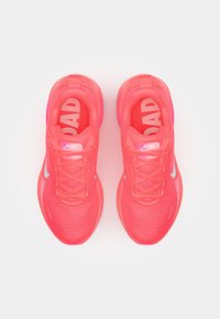 Nike Performance VOMERO 18 - Laufschuh Straße - bright crimson/white/hyper pink/pink foam