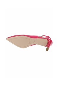 Scarpa con tacco alto in suede rosa, punta affusolata, soletta beige e tacco slanciato. Presenta un cinturino alla caviglia con una fibbia dorata.