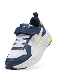 Sneaker bianco e navy con tomaia in pelle e mesh, cinturino in velcro e accenti gialli vivaci. Sole spesso bianco con motivo testurizzato.