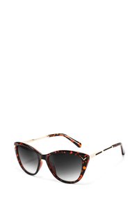 Sluneční brýle ve tvaru kočičích očí s želvovinovým vzorem, tmavým gradientovým sklem, zlatými stranicemi a ostrým tvarem. Hladký plastový a kovový povrch.