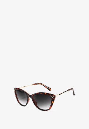 Sluneční brýle ve tvaru kočičích očí s želvovinovým vzorem, tmavým gradientovým sklem, zlatými stranicemi a ostrým tvarem. Hladký plastový a kovový povrch.