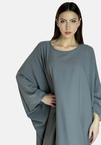Szara, oversize sukienka z rękawami typu dolman, wykonana z gładkiego materiału. Posiada okrągły dekolt oraz luźny, swobodny krój.