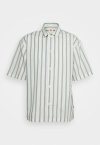 Chemise à manches courtes en tissu léger, avec des rayures verticales vertes et blanches, une fermeture boutonnée à l'avant et un col classique.