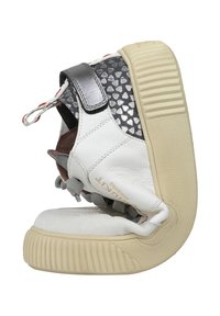 Sneaker bianca in pelle con un pannello grigio testurizzato, suola in gomma beige, lacci elastici e dettagli metallici. Design a profilo basso con una forma curvata.