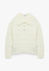 Cremfarbener Strickpulli mit großem Kragen, drei herzförmigen Knöpfen und einem strukturierten Muster aus horizontalen Streifen und Lochmuster-Details.