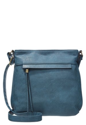 Petit sac bandoulière en cuir bleu avec sangle réglable et pompon décoratif sur la poche zippée avant.