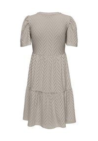 Robe taupe clair avec de courtes manches bouffantes, ornée d'un motif en losange et d'une jupe à volants en niveaux, fabriquée à partir d'un tissu texturé.