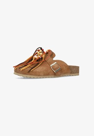 Bruine suède slip-on clog met zilveren gesp, versierd met meerkleurige leren franjes en houten kralen bovenop.