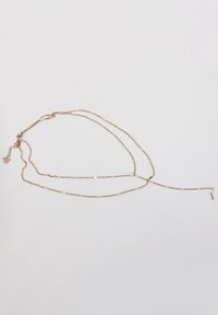 Collar de triple hebra en tono dorado que presenta delicados eslabones y acentos rectangulares, con un cierre ajustable y una textura de cadena fina.