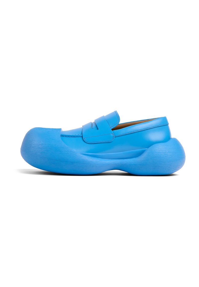Scarpa blu brillante con punta arrotondata, materiale in pelle liscia, due cinturini regolabili e una suola spessa e testurizzata.