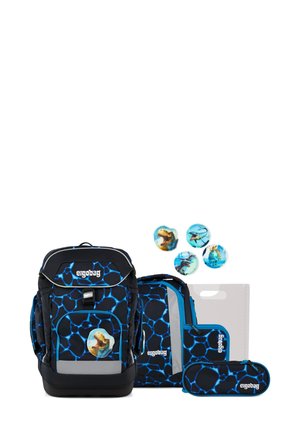 Schwarzes Rucksack-Set mit blauem Blasenmuster, ausgestattet mit einer Fronttasche und reflektierenden Akzenten. Enthält ein Mäppchen, einen Ordner und Anstecknadeln.