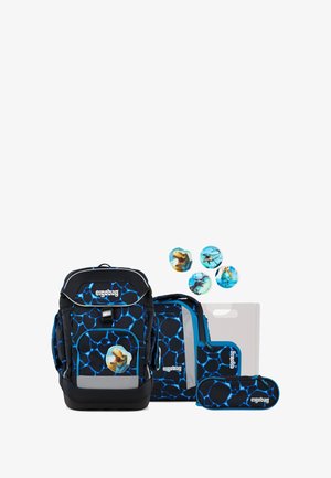 Black backpack set with blue bubble pattern, featuring a front pocket and reflective accents. Includes a pencil case, folder, and badges.