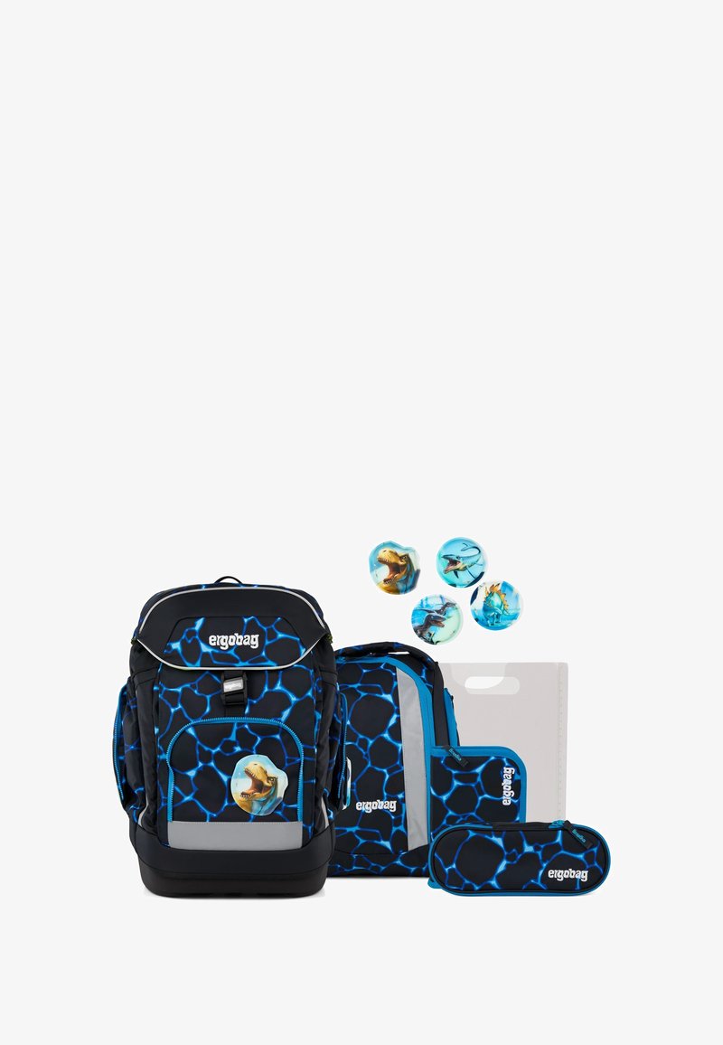 Ensemble de sac à dos noir avec un motif de bulles bleues, présentant une poche avant et des accents réfléchissants. Comprend un étui à crayons, un dossier et des badges.