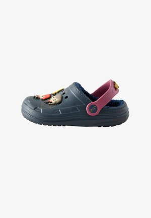 Kindliche marineblaue Clogs mit rosa verstellbarem Fersenriemen, weichem Innenfutter und zwei Cartoon-Figuren-Dekorationen oben.