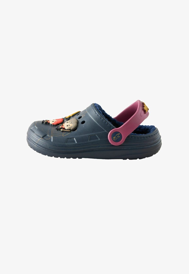 Kinder marineblauwe klomp met roze verstelbare hielriem, pluizige voering en twee cartoonfiguurdecoraties bovenop.