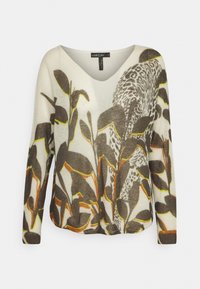 V-Ausschnitt Pullover in Creme mit botanischem Druck. Merkmale sind dunkelgrüne und braune Blätter, orangefarbene und gelbe Akzente sowie lange Ärmel.