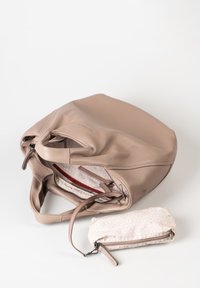 Borsa tote in pelle beige con superficie testurizzata, dotata di apertura superiore, tasche interne e un piccolo astuccio con zip abbinato con un motivo geometrico.