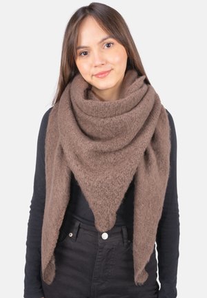 Braunes dreieckiges Umhängetuch aus weichem, strukturiertem Material, das mit spitzen Enden um den Hals drapiert ist. Wird über einem schwarzen Langarmshirt getragen.