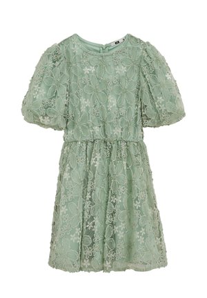 Robe vert menthe avec un tissu en dentelle florale, manches bouffantes et taille froncée. Texture douce avec des détails brodés complexes.
