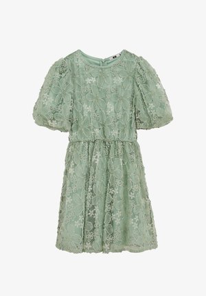 Vestito verde menta con sovrapposizione in pizzo floreale, maniche a sbuffo e vita arricciata. Tessuto morbido con dettagli di ricami intricati.