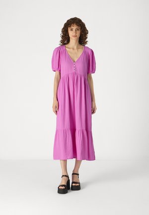 Roosa puff-sleeve midi kleit sügava V-kaelusega, nööbiga detailide ja kihilise hemiga. Kanda mustade platvormsandaalidega.