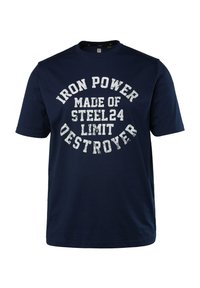 Námorně modré bavlněné tričko s krátkým rukávem, s bílým opotřebovaným textem: „IRON POWER MADE OF STEEL 24 LIMIT DESTROYER.“