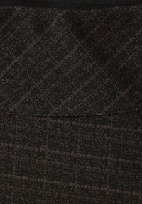 Musta kangas, jossa on tummanruskea, teksturoitu ruutukuosi, sileä pinta ja hieman joustava tuntuma. Reunat ovat yksinkertaiset.