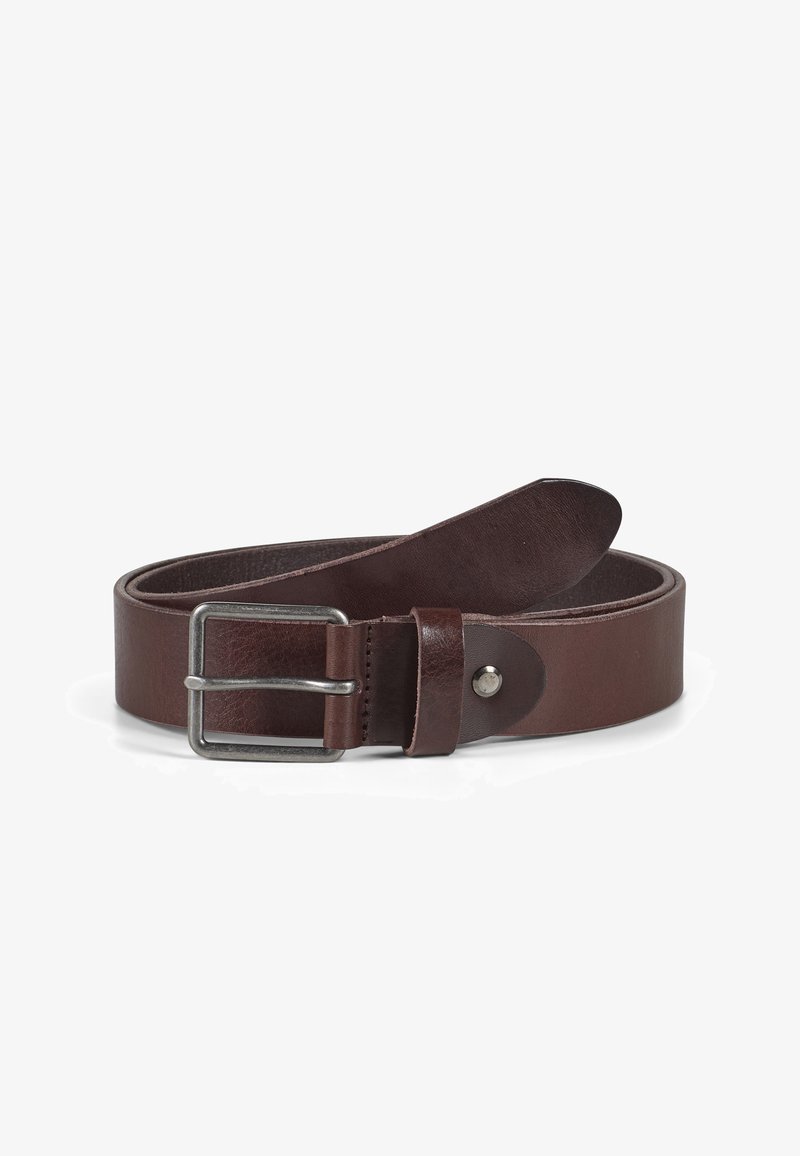 Bruine leren riem met een gladde textuur, rechthoekige metalen gesp en een drukknoopsluiting. Heeft een eenvoudig, onopgesmukt ontwerp.