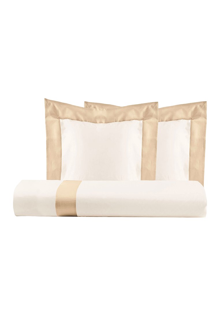 Weißes Bettwäsche-Set mit drei dekorativen Kissen mit satinähnlichen beigen Rändern und einem Rollenpolster, das einen beigen Streifen in der Mitte hat.