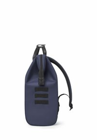 Zaino blu navy realizzato in tessuto resistente con chiusura a zip, rifiniture in pelle nera e tre dettagli a striscia orizzontale.