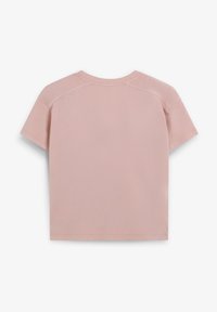 Koszulka z krótkim rękawem w pastelowym różowym kolorze, z okrągłym dekoltem i gładką fakturą. Posiada prosty wzór oraz solidne przeszycia wzdłuż krawędzi.