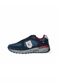 Scarpa sportiva blu navy con tomaia in suede e rete, dettagli rossi, patch con logo e suola grigia. Presenta dettagli testurizzati sulla suola.