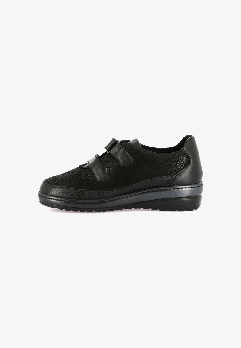 Sneaker nera con tomaia testurizzata, due chiusure a strappo, colletto imbottito e suola a zeppa leggera per un'altezza aggiuntiva. Materiale liscio e resistente.